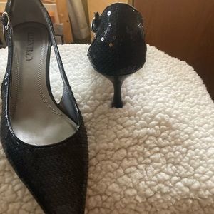 Ellen Tracy Holiday style black pumps